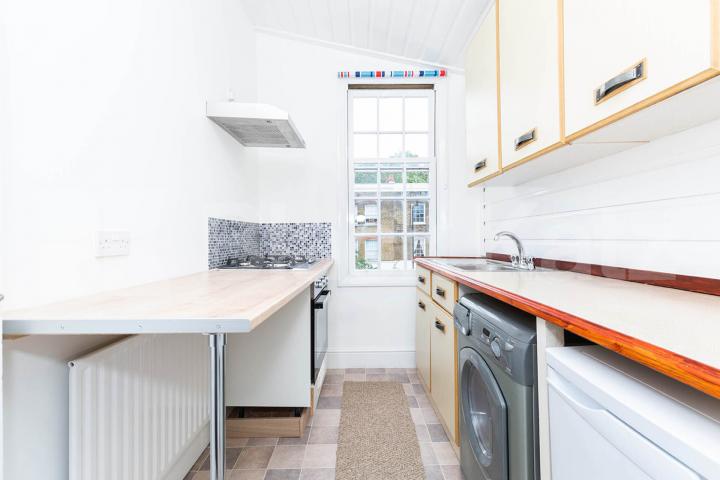 Bright and airy one bedroom flat set on top floor of a period conversion Stamford Road, Dalston